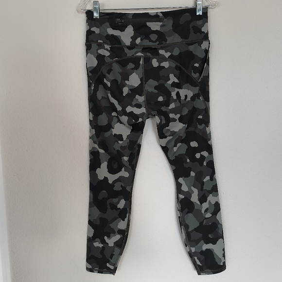 Athleta Lightning Camo 7/8 Tight Leggings Size Large - Picture 5 of 11